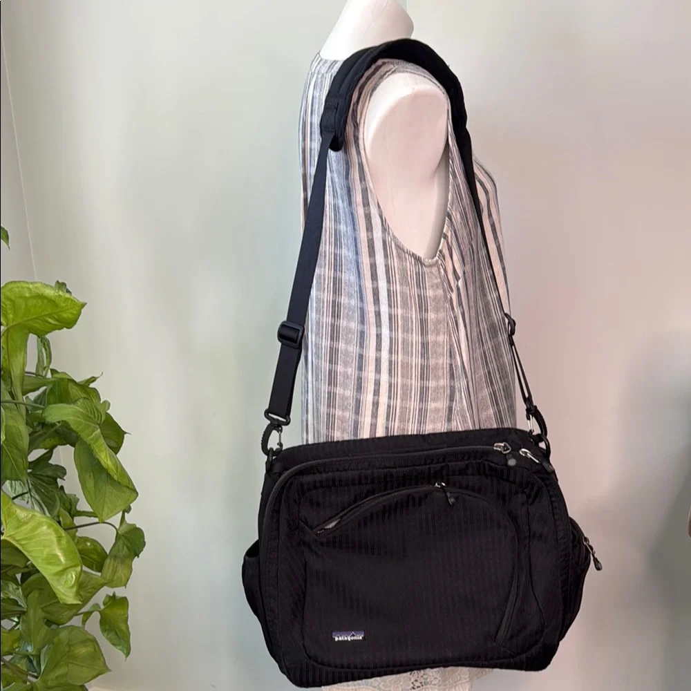 Patagonia Black Duffle EUC Large